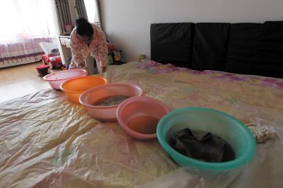 永平楼上漏水，住户失联，小区没物管，业主维权难！律师来支招……